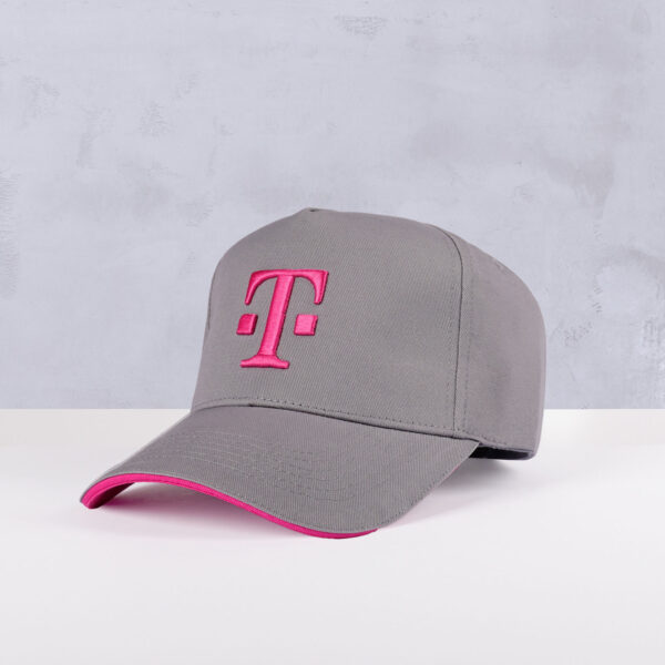 Frontansicht der T BASECAP GREY mit magentafarbenem T-Logo-Stick und ebenfalls magentafarbener Schirmunterseite