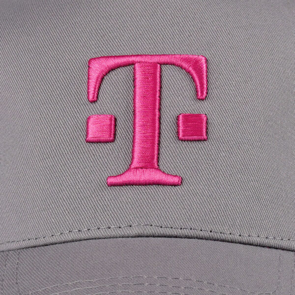 Detailansicht des T Logo-Sticks in Magenta auf der Front der T BASECAP GREY