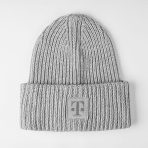 Frontansicht der LOGO BEANIE aus hellgrauem Strick, bei dem das gleichfarbige T Logo-Patch zu sehen ist