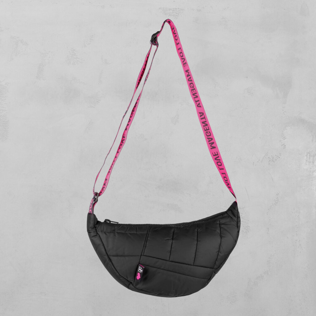 Auf dem Bild sieht man die UPCYCLED SHOULDER BAG hängend in der Frontansicht