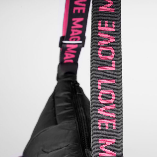 Auf dem Bild sieht man die UPCYCLED SHOULDER BAG hängend in der Detailansicht