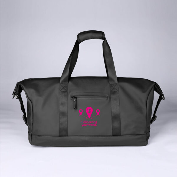 Frontalansicht einer schwarzen großen Reisetasche aus einem glatten Material. Eine kleine Reißverschlusstasche ist zu sehen, darunter ein magentafarbenes Artwork mit dem T-Logo. Außerdem sieht man sowohl die Tragegriffe als auch den breiten Schultergurt.
