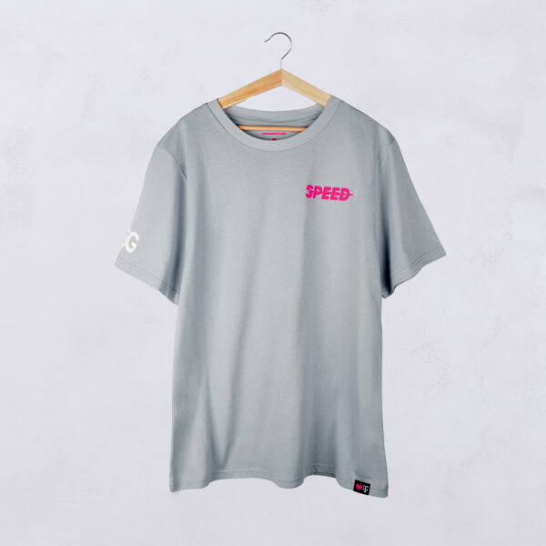 Frontalansicht des T 5G SPEED T-SHIRT auf einem Holzbügel. Der kleine Druck "SPEED" auf der Brust und der Anschnitt des Drucks "T 5G" sind erkennbar, letzterer nur im Anschnitt.