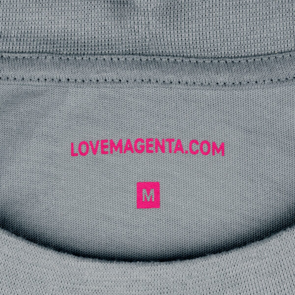 Detailansicht des Nackendrucks des T 5G SPEED T-Shirts. Die URL der Shop-Website "LOVEMAGENTA.COM" und die Größe sind abgeildet.
