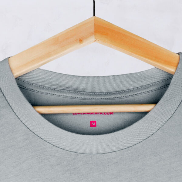 Detailansicht des Nackendrucks des T 5G SPEED T-Shirts, welches auf einem Holzbügel hängt