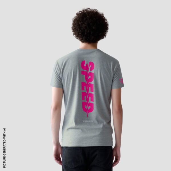 Rückansicht eines Mannes, der das T 5G SPEED T-SHIRT trägt. Der vertikale, leuchtend magentafarbene Schriftzug "SPEED" ist gut erkennbar.