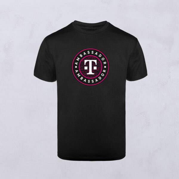 Abbildung des schwarzen AMBASSADOR ROUND T-SHIRTS mit dem runden Ambassador Logo mittig auf der Brust.