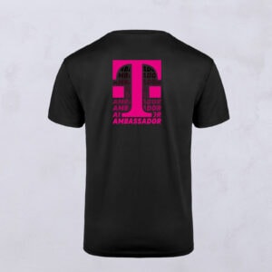 Abbildung des schwarzen AMBASSADOR T-SHIRTS in der Rückansicht mit Blick auf die große, magentafarbene T-Inszenierung, die mit dem sich wiederholenden Schriftzug "Ambassador" hinterlegt ist.