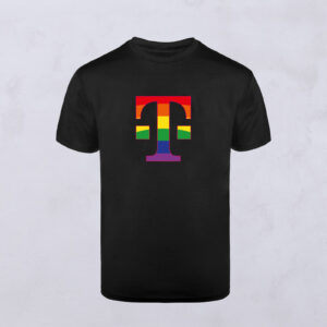Abbildung eines weißen UNISEX PRIDE T-SHIRT WHITE mit einem Regenbogenfarbenen T-Logo Druck auf der Brust