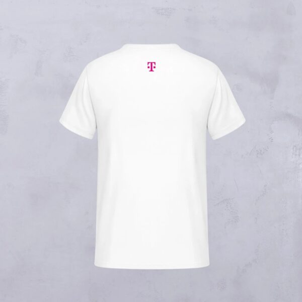 Das AMBASSADOR ROUND T-SHIRT WHITE ist von hinten auf einem hellgrauen, strukturierten Hintergrund abgebildet, mit einem kleinen Magenta T-Logo in der Nähe des Halsausschnitts.