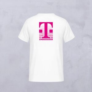 Das AMBASSADOR T-SHIRT WHITE ist auf einem hellgrauen Hintergrund abgebildet und zeigt eine leuchtende Magenta-Rückengrafik mit dem Wort "AMBASSADOR", das in verschiedenen Magenta-Schattierungen wiederholt wird.