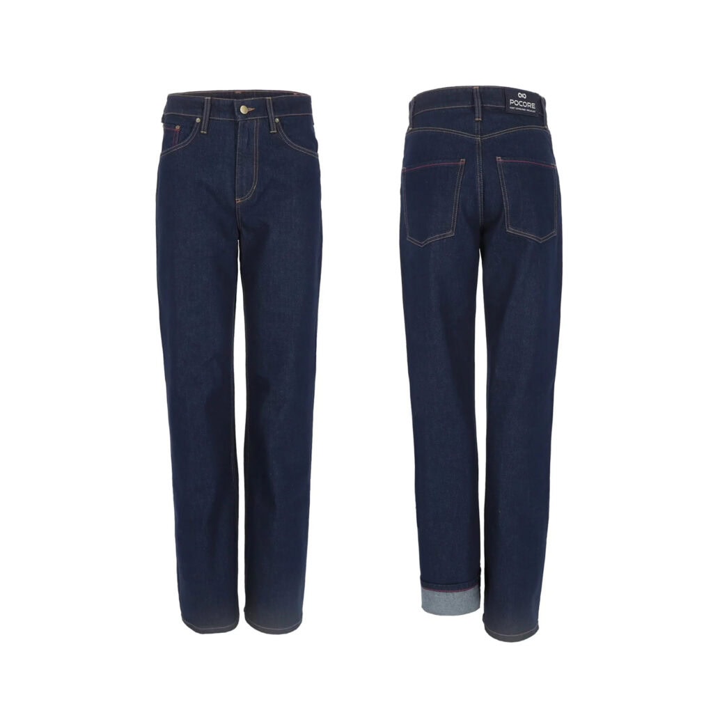 Vorder- und Rückansicht einer dunkelblauen Denim-Jeans mit Kontrastnähten; die Rückansicht zeigt klassische Taschen und ein umgeschlagenes Bündchen, das den helleren, mit Magenta umrandeten Innenstoff offenbart - ein stilvolles Beispiel für das Recycling von Jeans für einen frischen, modernen Look.