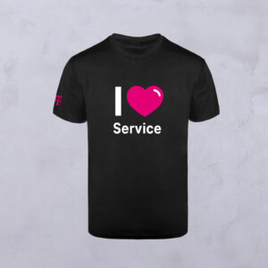 Das schwarze I LOVE SERVICE-T-Shirt zeigt den Aufdruck "I LOVE SERVICE" in Weiß mit einem lebhaften magentafarbenen Herz auf der Vorderseite und einem T-Mobile-Logo-Akzent auf dem linken Ärmel.
