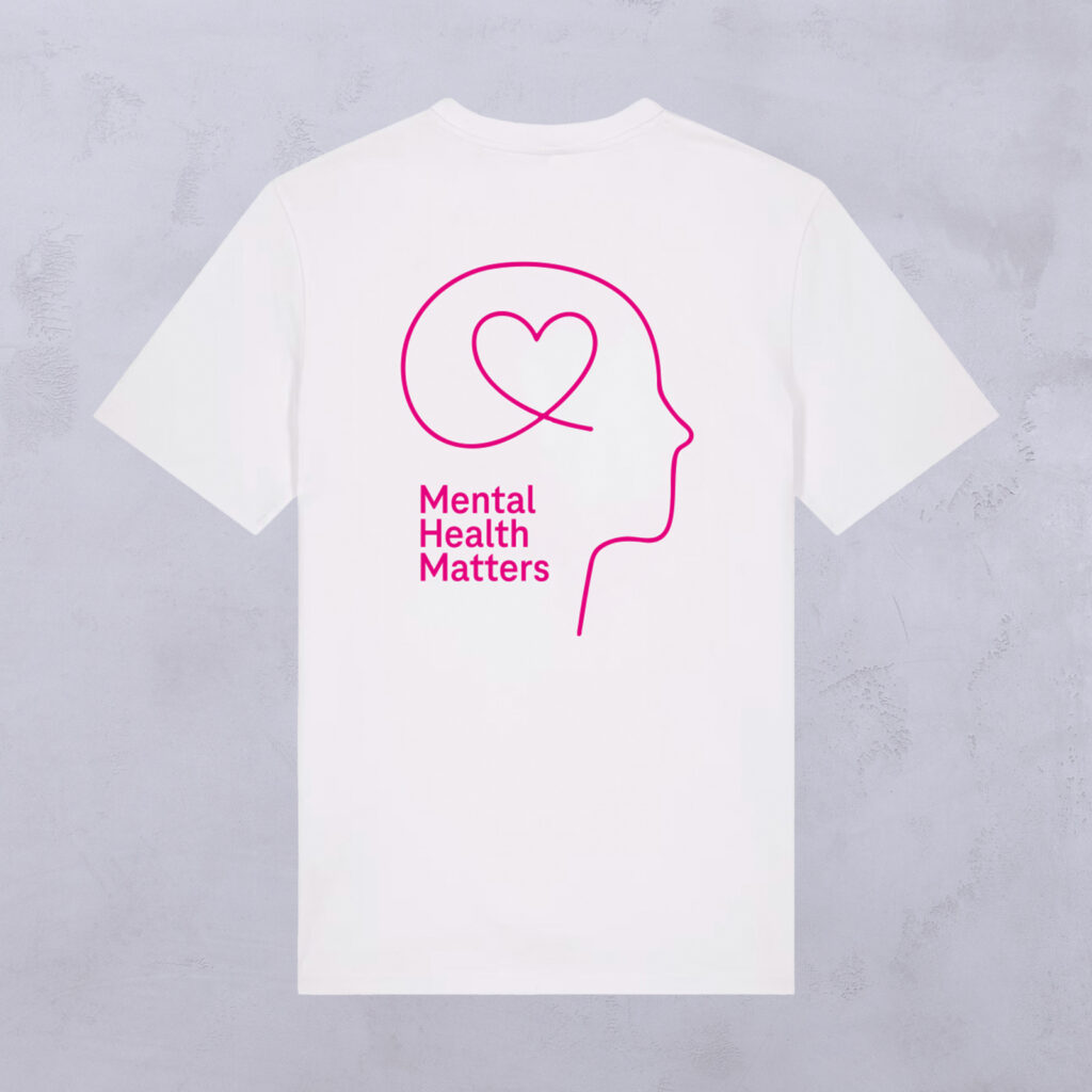 Weißes MENTAL HEALTH MATTERS T-Shirt mit magentafarbenem Profilkopf, Herz im Gehirn und dem Text "Mental Health Matters" darunter.