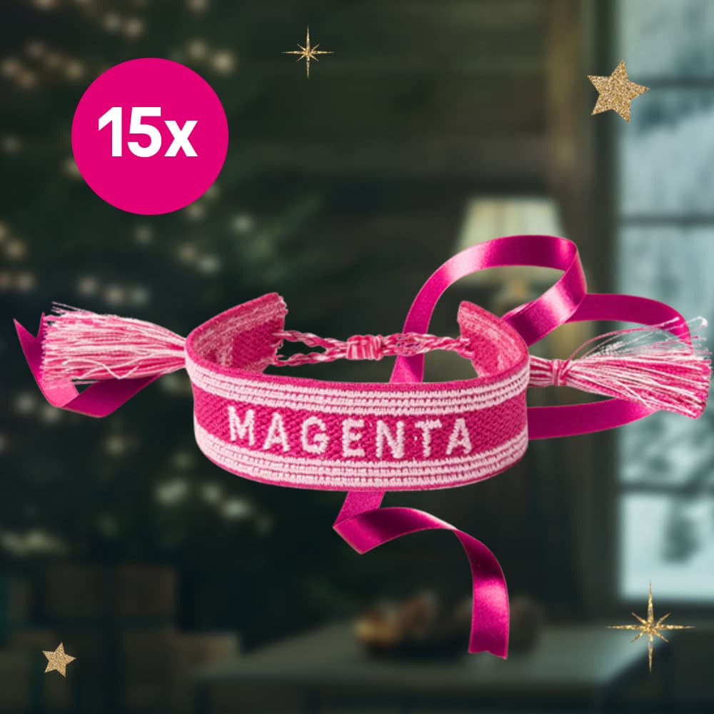 Ein magentafarbenes, gewebtes Armband mit MAGENTA in weißen Buchstaben, festlichen Verzierungen, unscharfem Hintergrund und einem 15-fachen Kreis - ideal für LOVE MAGENTA Fans.