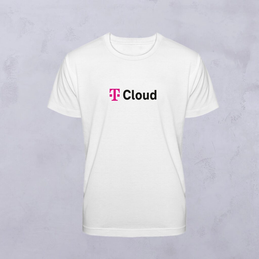 Das T CLOUD SHIRT WHITE ist ein weißes Shirt mit "Cloud" in schwarzer Schrift und einem Magenta T-Logo auf der linken Seite, auf grau.