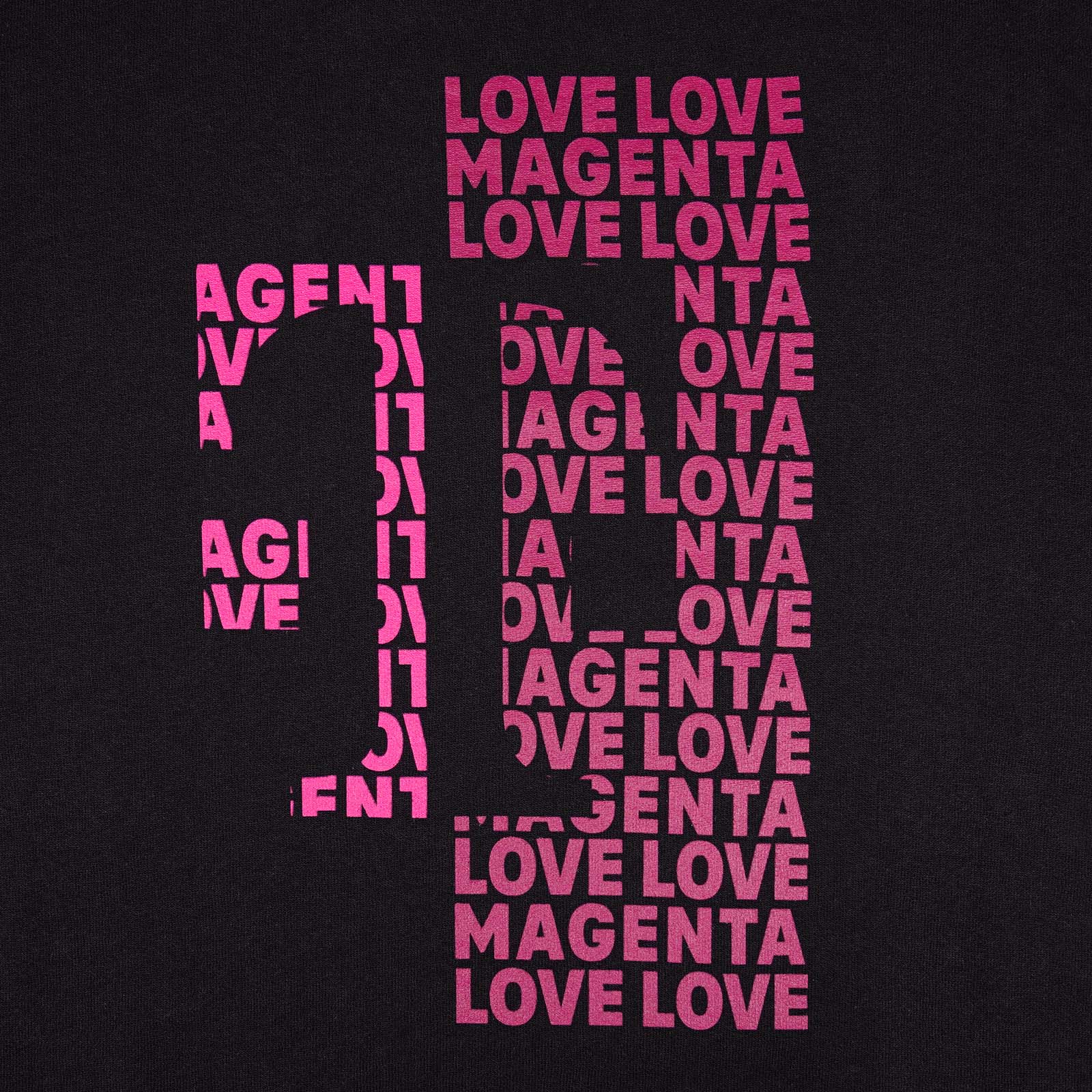 Das Bild zeigt die Zahl 10 in Schwarz, die durch einen Negativraum vor einem Hintergrund aus sich wiederholenden rosa Wörtern entsteht: LOVE MAGENTA. Der Text füllt das gesamte Bild auf dunklem Hintergrund aus.