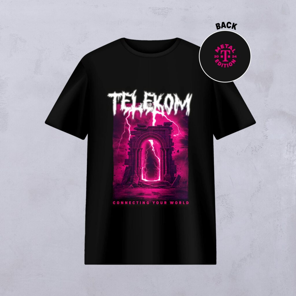 Schwarzes T-Shirt mit der Aufschrift „TELEKOM“ in Weiß, einem leuchtend rosa Portal und einem Blitz. Darunter steht der Schriftzug „CONNECTING YOUR WORLD“. Auf dem runden Etikett auf der Rückseite ist ein rosa „METAL T EDITION Telekom“-Logo abgebildet.