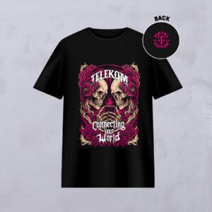 Schwarzes T-Shirt mit zwei Totenköpfen, umgeben von roten Rosen und kunstvollen Mustern. Der Aufdruck lautet „TELEKOM“ und „Connecting your world“. Ein rundes Etikett auf der Rückseite weist darauf hin, dass es sich um eine „METAL T EDITION“ handelt.