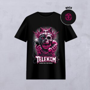 Schwarzes T-Shirt mit einem neonpinken und weißen kybernetischen Wolf, der ein Handy in der Hand hält. Darunter steht der Aufdruck „TELEKOM CONNECTING YOUR WORLD“. Auf der Rückseite ist ein kreisförmiges „METAL T EDITION“-Logo abgebildet.