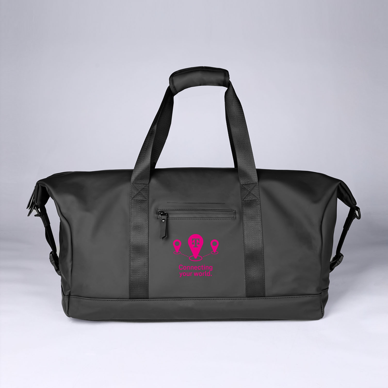 Eine große schwarze Reisetasche mit schwarzen Tragegriffen und einem rosa Logo sowie dem Schriftzug „Connecting your world!“ auf der Vordertasche. Die Tasche ist vor einem schlichten, hellen Hintergrund abgebildet.