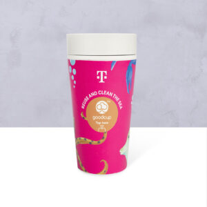 Ein wiederverwendbarer rosa Becher mit einem Meeresmotiv, dem T-Mobile-Logo und dem Schriftzug „REUSE AND CLEAN THE SEA“. Auf der Vorderseite des Bechers sind außerdem das „goodcup“-Logo und der Hinweis „Tap here“ zu sehen.