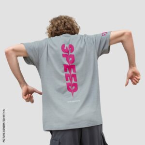 Eine Person mit lockigem Haar steht mit dem Rücken zur Kamera und trägt ein graues T-Shirt mit einem auffälligen rosa Schriftzug, auf dem vertikal „SPEED“ und darunter „LOVE MAGENTA“ steht. Sie streckt die Arme seitlich aus, wobei die Finger nach unten zeigen.