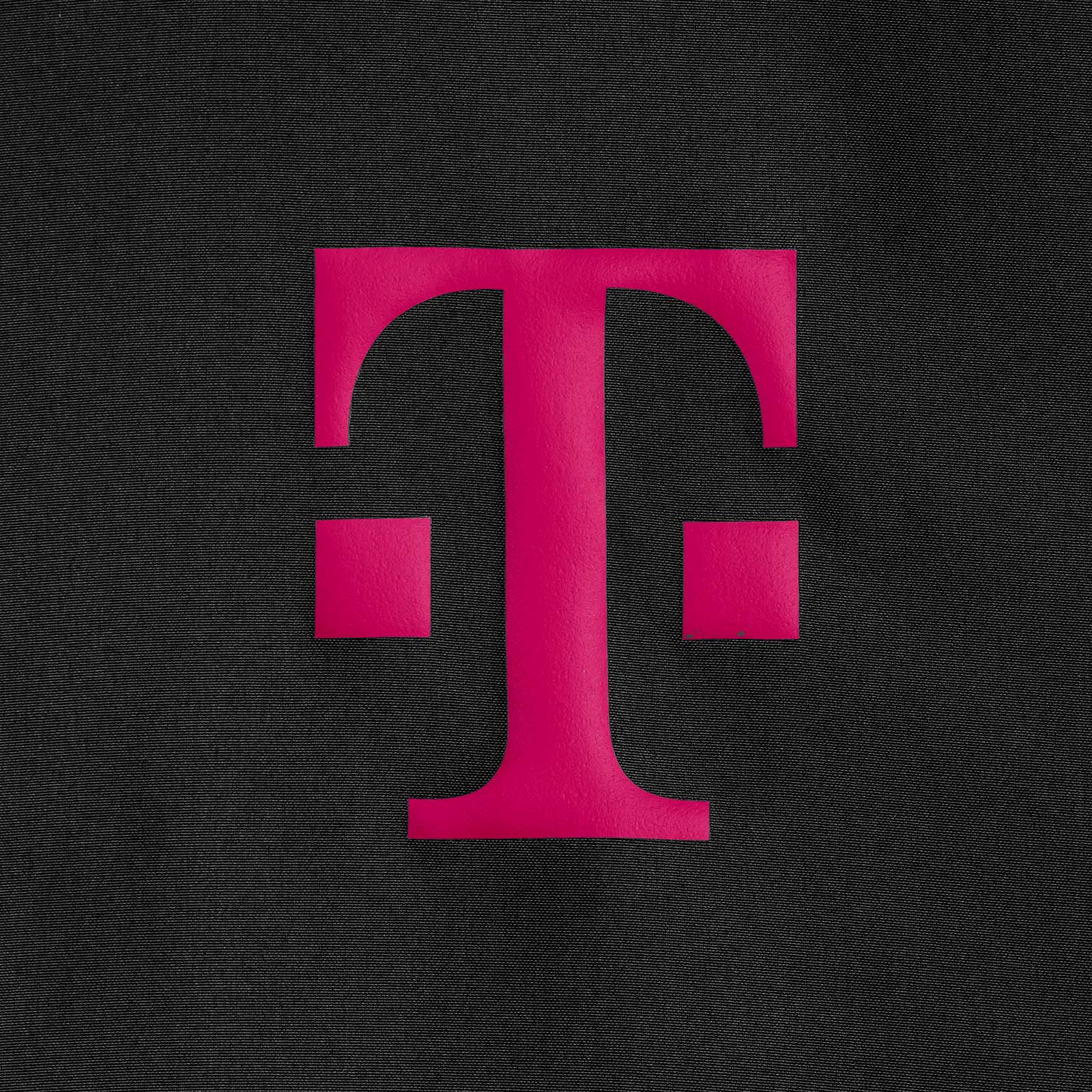 Ein auffälliges, magentafarbenes T-Logo ist auf schwarzem Hintergrund zentriert.