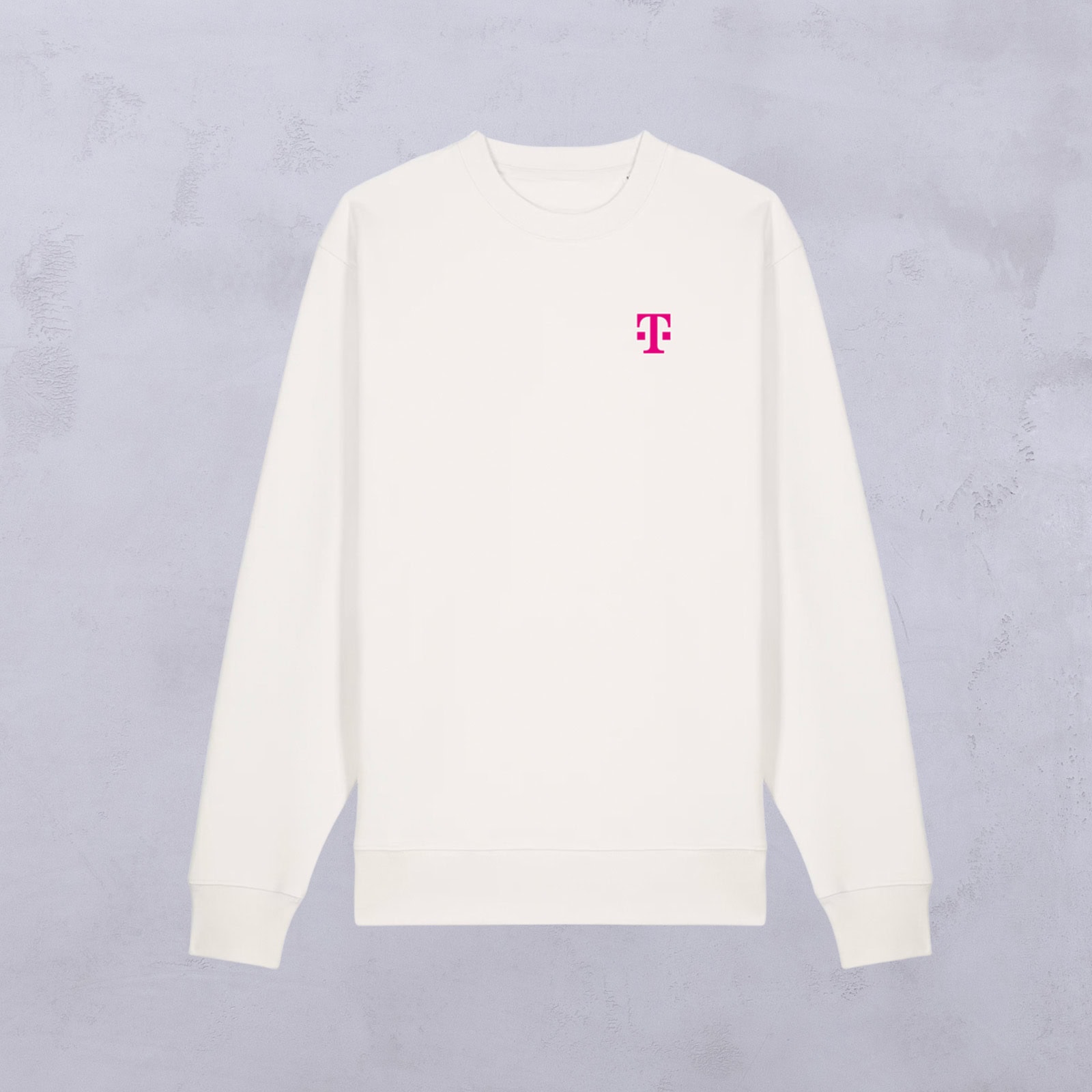 Ein schlichtes weißes Sweatshirt mit langen Ärmeln und einem kleinen rosa T-Logo auf der linken Brust, das sich vor einem hellgrauen Hintergrund abhebt.