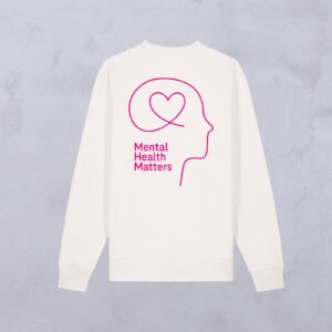 Weißes Sweatshirt mit dem rosa Umriss eines Kopfes, in dem sich ein Herz befindet, und dem Schriftzug „Mental Health Matters“ darunter, vor einem hellgrauen Hintergrund.