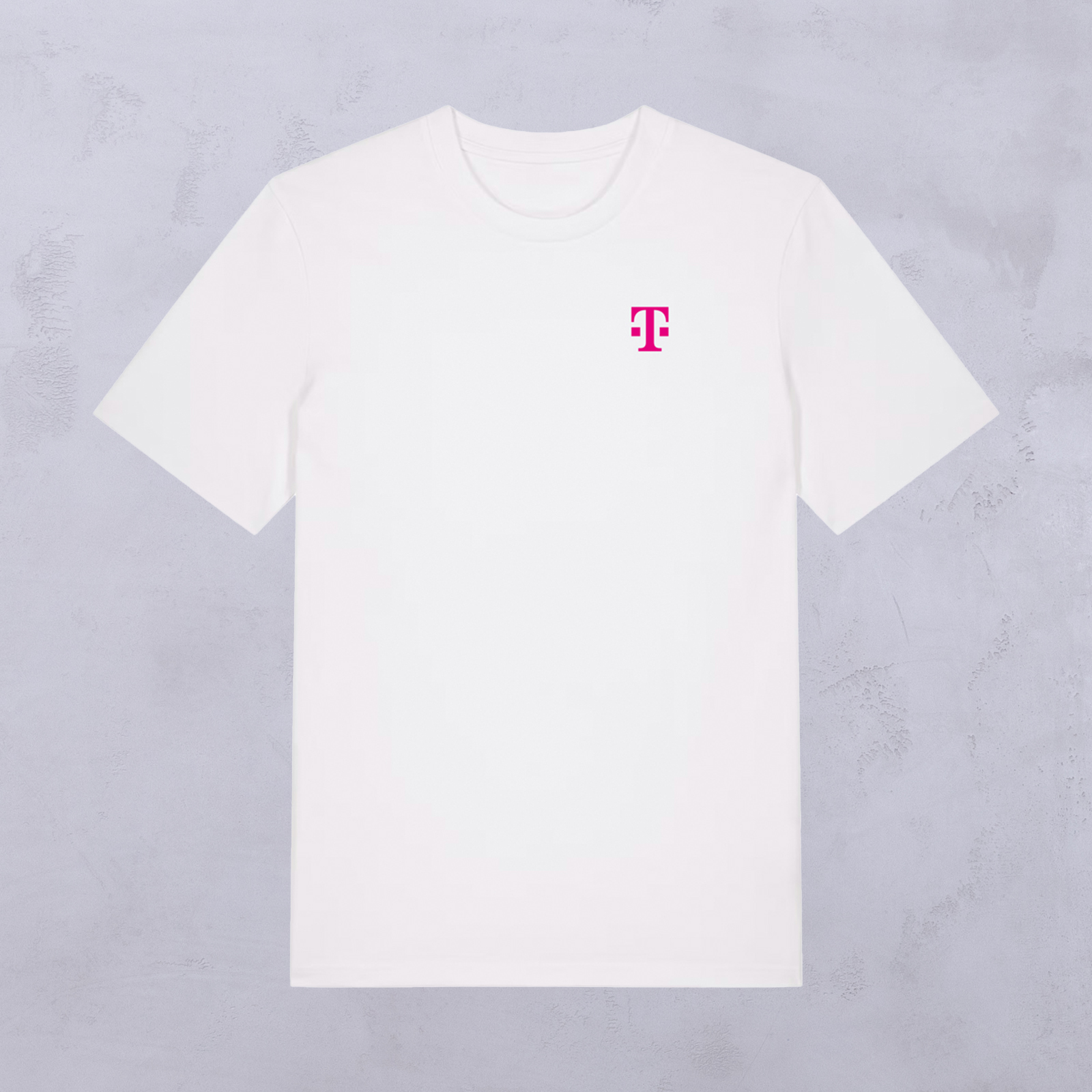 Ein schlichtes weißes T-Shirt mit einem kleinen, leuchtend pinkfarbenen T-Logo auf der linken Brustseite, das sich vor einem hellgrauen, strukturierten Hintergrund abhebt.