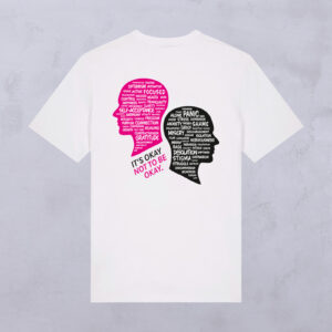 Weißes T-Shirt mit zwei sich überlappenden Kopf-Silhouetten: eine in Rosa mit positiven Begriffen zur psychischen Gesundheit, eine in Schwarz mit negativen Begriffen zur psychischen Gesundheit. Der Text lautet: „ITS OKAY NOT TO BE OKAY!“ in Rosa und Grün.