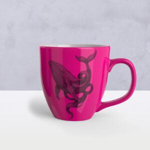 Eine leuchtend rosa Tasse mit einer detailreichen schwarzen Illustration eines Wals an der Seite, die auf einer weißen Fläche vor einem hellgrauen, strukturierten Hintergrund steht.
