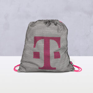 Ein Beutel mit Kordelzug, der ein schwarz-weißes Netzmuster aufweist und auf dessen Vorderseite ein großes rosa „T“-Logo vor einem hellgrauen Hintergrund zu sehen ist.