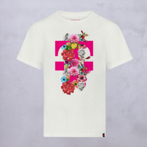 Ein weißes T-Shirt mit einem auffälligen rosa Gleichheitszeichen und bunten Blumen, darunter Rosen und Gänseblümchen, die vertikal in der Mitte auf hellgrauem Hintergrund angeordnet sind.