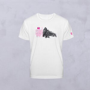 Weißes T-Shirt mit der Aufschrift „AI COMMUNITY“ in rosa Schrift auf der linken Seite und einer abstrakten Berggrafik in Graustufen daneben – perfekt, um euer Motiv zur Geltung zu bringen. Auf dem linken Ärmel befindet sich ein kleines rosa Symbol.