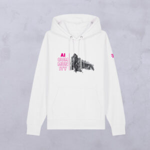 Weißer Hoodie mit „Euer Motiv“ und „AI COMMUNITY“ in rosa und weißer Schrift auf der linken Brust, neben einer schwarzen, abstrakten, bergähnlichen Grafik. Auf dem linken Ärmel befindet sich ein kleines rosa Logo. Der Hintergrund ist hellgrau.