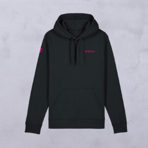 Schwarzer Hoodie mit einer Brusttasche, einer Kapuze mit Kordelzug und dem Aufdruck „AI & Data“ in kleinen rosa Buchstaben auf der linken Brust – dazu gibt es reichlich Platz, um euer Motiv hinzuzufügen und dem Hoodie eine persönliche Note zu verleihen. Der Hintergrund ist eine helle, strukturierte Oberfläche.