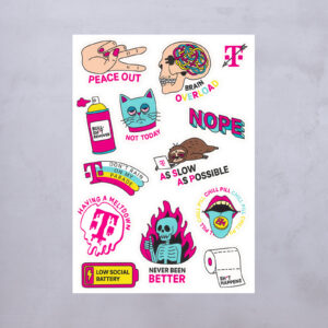 Ein Bogen mit bunten Aufklebern, auf denen Sprüche wie „Peace Out“, „NOPE“, „LOW SOCIAL BATTERY“ sowie Cartoon-Motive einer Katze, eines Faultiers, eines Gehirns, einer Hand, einer Graffiti-Dose, eines Totenkopfs, einer Pille und einer brennenden Figur zu sehen sind.