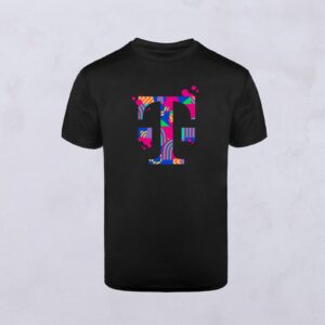 Schwarzes T-Shirt mit einem großen, farbenfrohen, stilisierten „T“ auf der Vorderseite. Das „T“ ist mit leuchtenden Mustern in Rosa-, Blau-, Orange- und Lila-Tönen verziert. Der Hintergrund ist hellgrau.