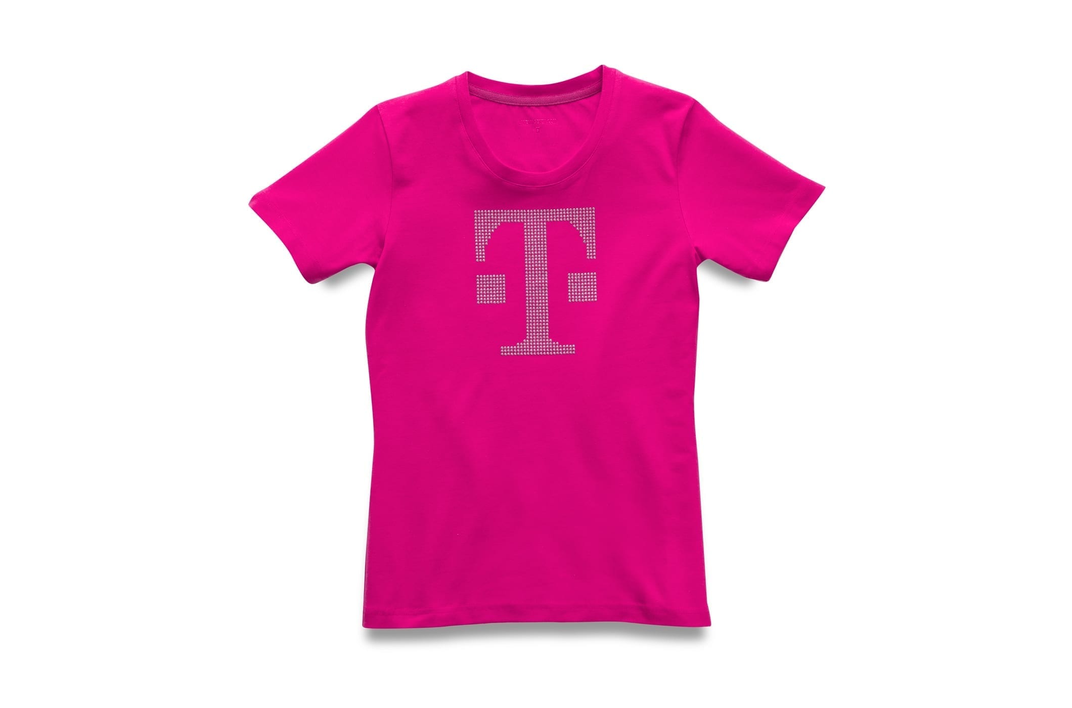 Leuchtend pinkfarbenes Kurzarm-T-Shirt mit einem großen, hellen Buchstaben „T“ in der Mitte der Brust. Das Shirt wird vor einem schlichten weißen Hintergrund gezeigt.