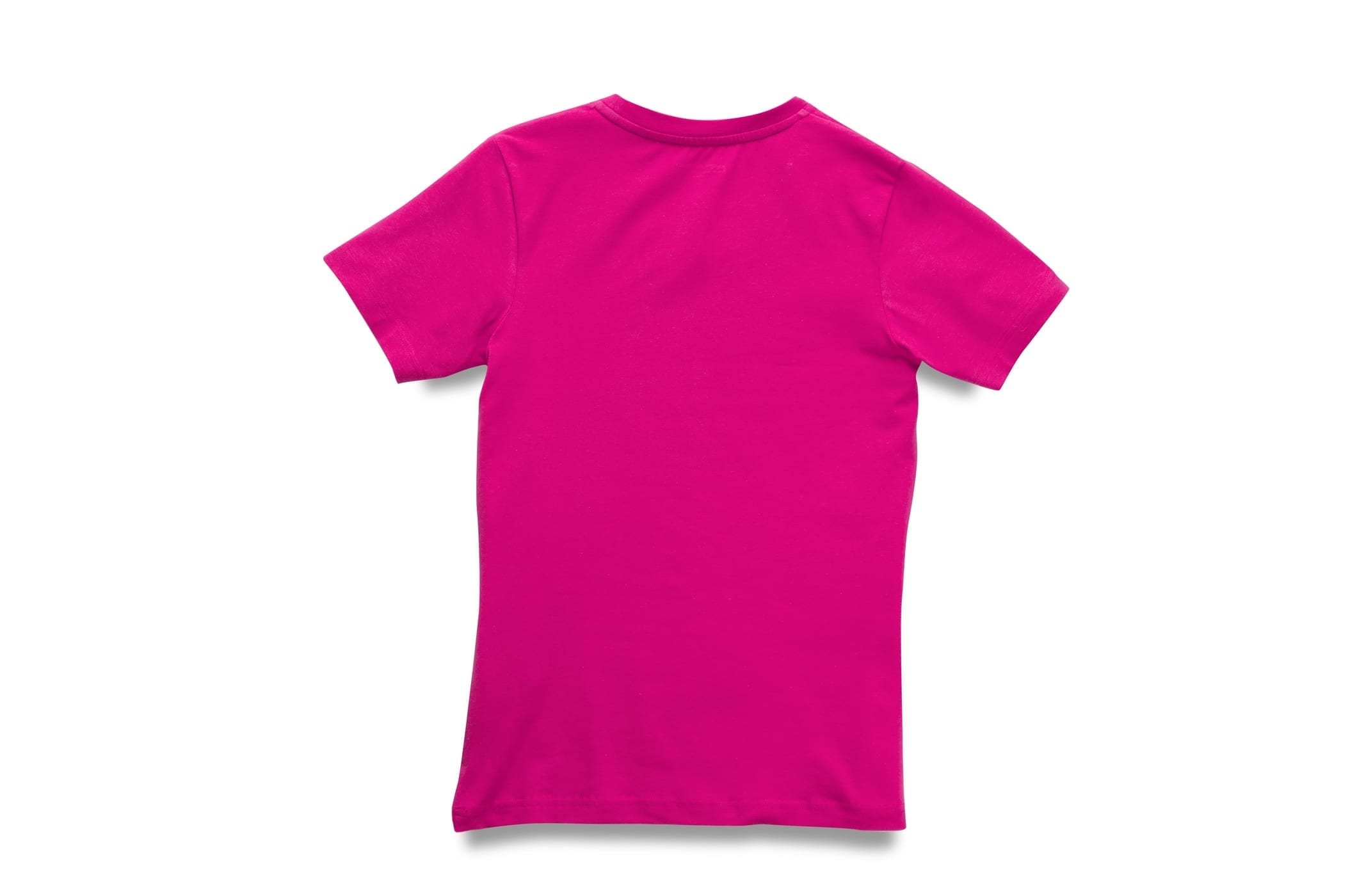 Ein einfarbiges, leuchtend rosa T-Shirt mit kurzen Ärmeln ist flach ausgebreitet und mit der Rückseite nach oben auf einem weißen Hintergrund abgebildet.