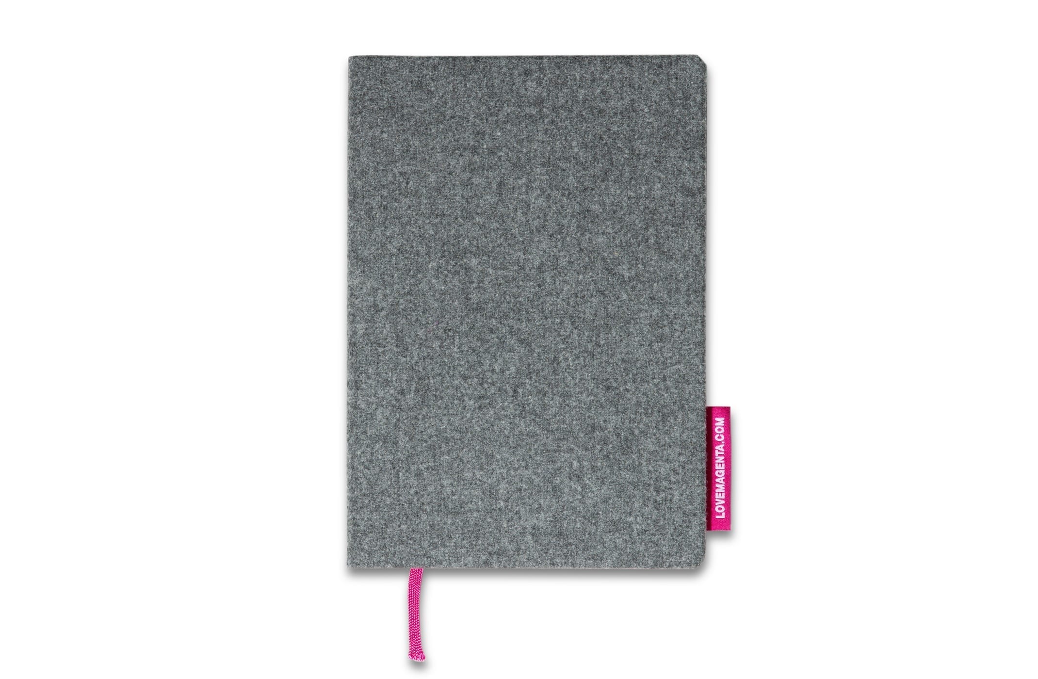 Ein graues, mit Filz bezogenes Notizbuch mit einem rosa Lesezeichenband und einem rosa Etikett an der Seite, fotografiert vor einem weißen Hintergrund.