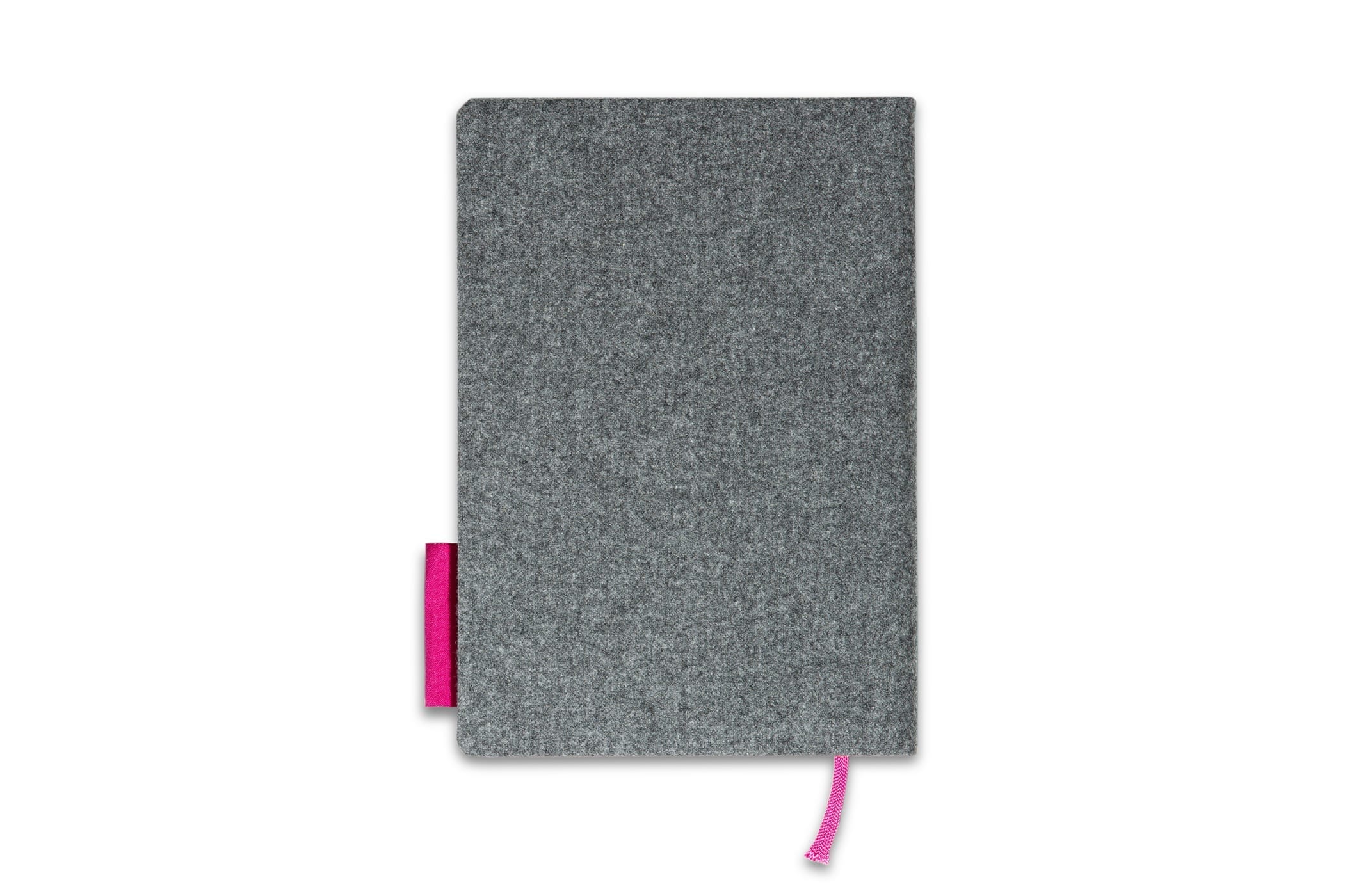 Ein geschlossenes Notizbuch aus grauem Filz mit abgerundeten Ecken, einer rosa Stoffschlaufe für einen Stift auf der linken Seite und einem rosa Lesezeichenband, das unten herausragt, vor einem weißen Hintergrund.