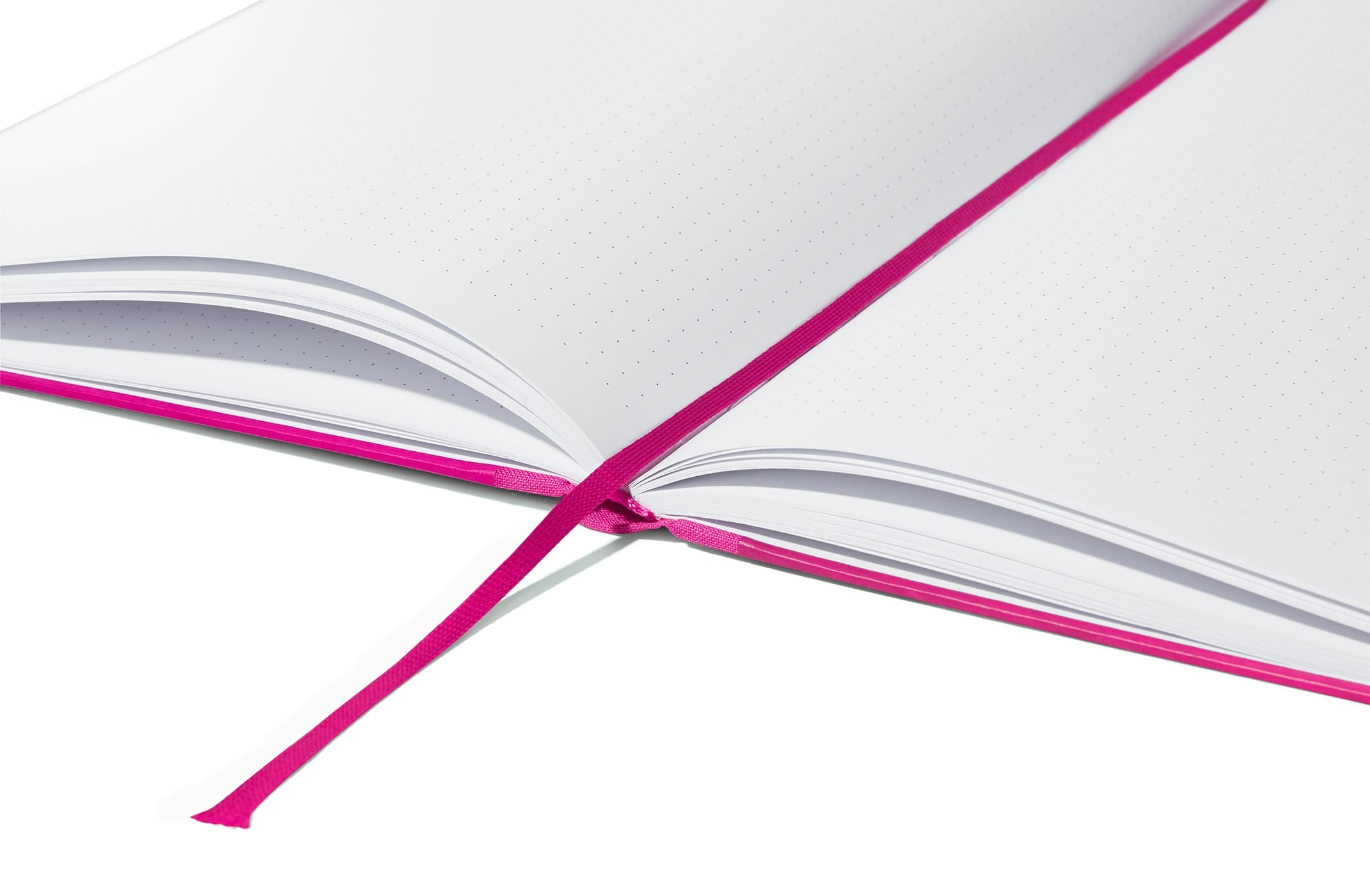 Auf einer weißen Fläche liegt ein aufgeschlagenes Notizbuch mit gepunkteten Seiten und einem leuchtend rosa Lesezeichenband. Die Ränder des Notizbuchs und das Lesezeichenband sind ebenfalls rosa, und die Seiten sind leer.