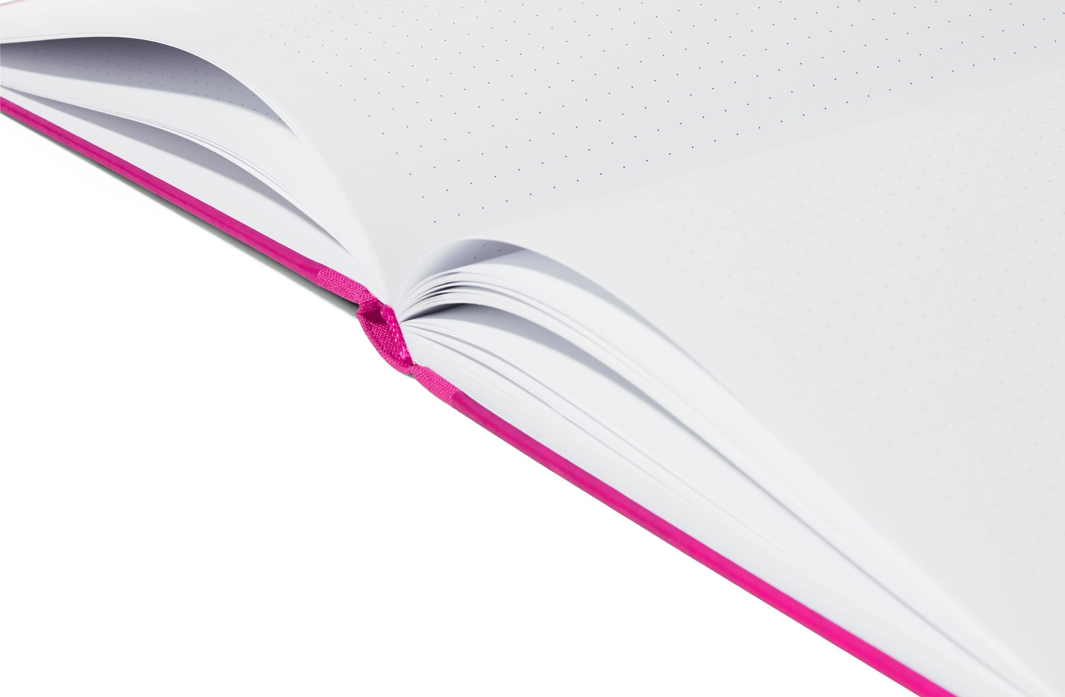 Ein aufgeschlagenes Notizbuch mit weiß gepunkteten Seiten und einem rosa Buchrücken, fotografiert vor einem weißen Hintergrund.