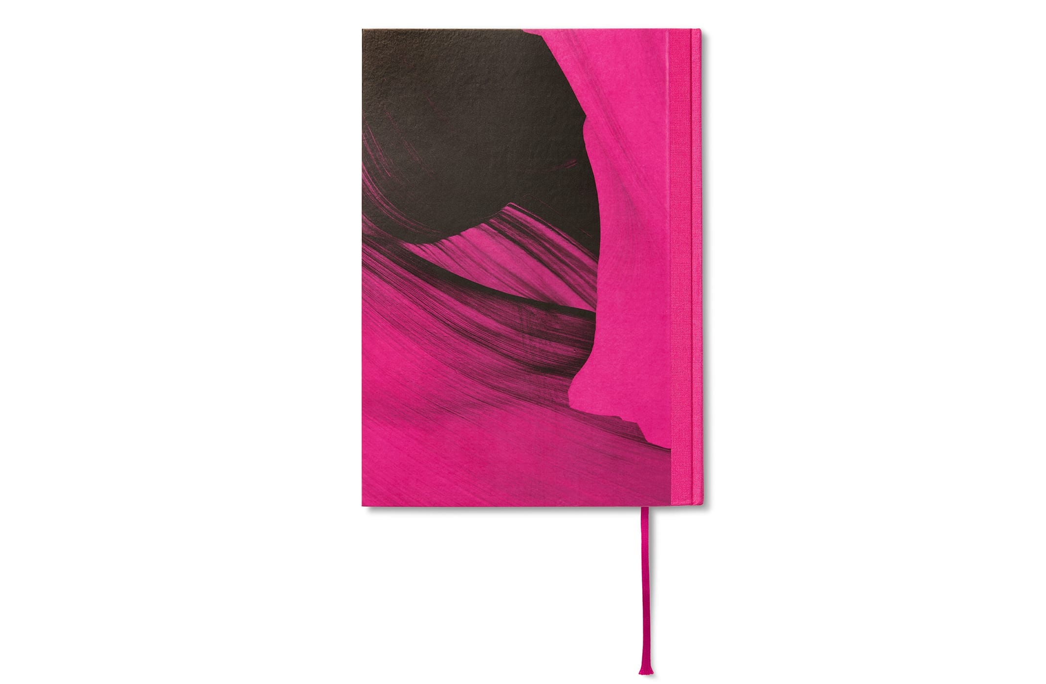 Ein hohes, rechteckiges Notizbuch mit einem leuchtend rosa Einband, der mit kräftigen, abstrakten schwarzen Pinselstrichen verziert ist. Am unteren Rand ragt ein passendes rosa Lesezeichenband hervor.