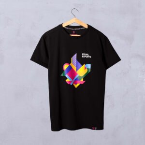 Auf einem Kleiderbügel hängt ein schwarzes T-Shirt mit einem bunten geometrischen Muster und der Aufschrift „EQUAL ESPORTS“ auf der Brust. Im Hintergrund ist eine hellgraue Wand zu sehen.