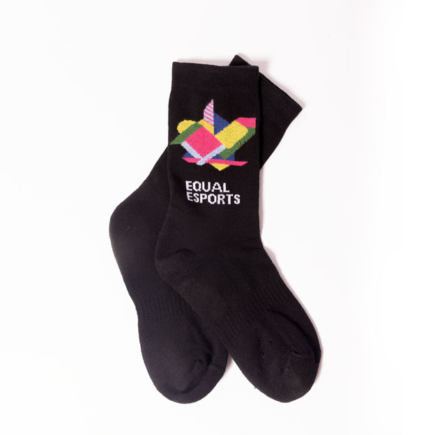 Ein Paar schwarze Socken mit einem bunten geometrischen Muster oberhalb der seitlich aufgestickten Aufschrift „EQUAL ESPORTS“ auf weißem Hintergrund.