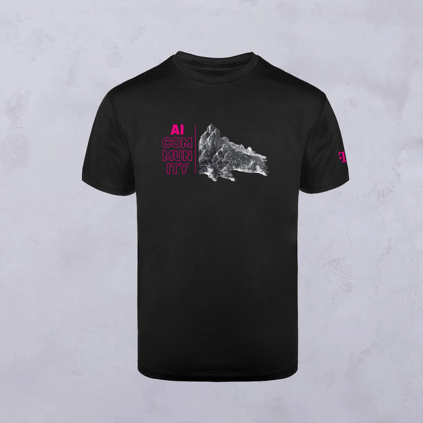 Schwarzes T-Shirt mit dem Schriftzug „AI COMMUNITY“ in Rosa auf der linken Brustseite und einer graustufigen Berggrafik auf der rechten Seite. Das Motiv wird durch ein kleines rosa Logo auf dem linken Ärmel hervorgehoben.